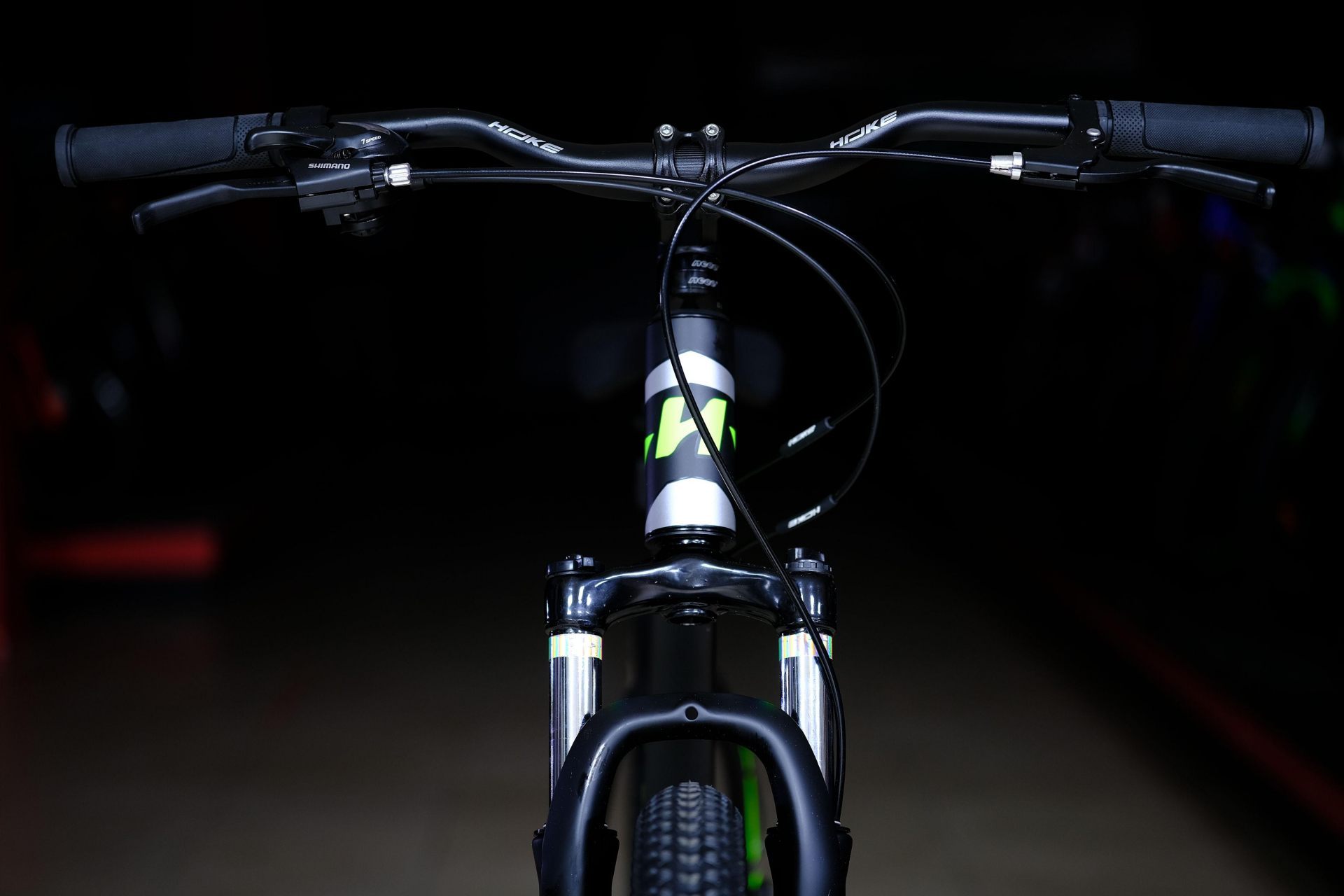 Вилка пружинно-эластомерная 80 mm с функцией регулировки и блокировки
 HOKE Shock 27,5 MD матовый чёрный-оранжевый 17