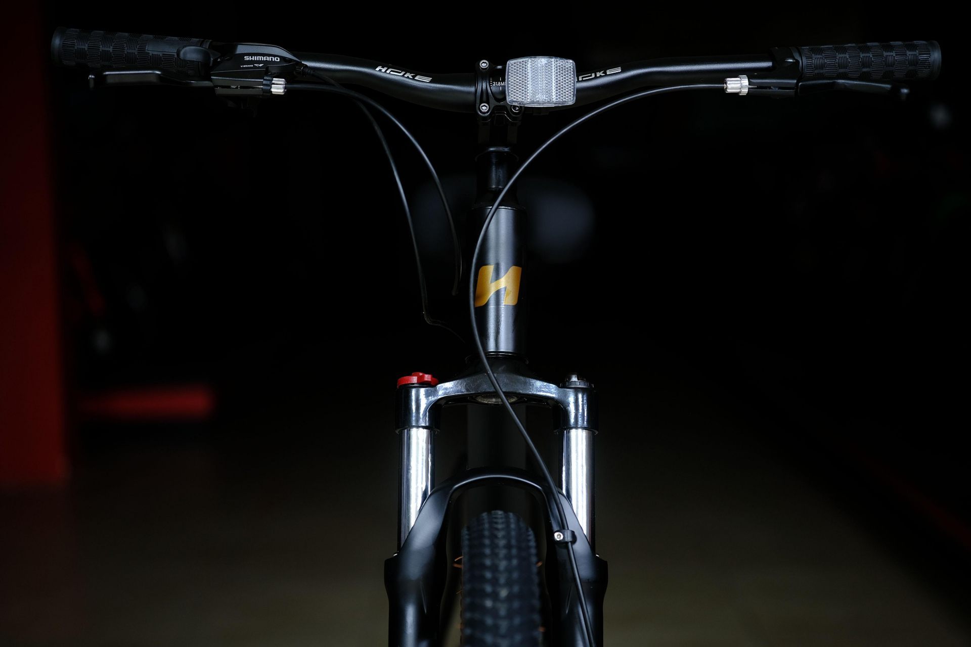 Вилка литая алюминиевая пружинная 100 mm с функцией регулировки и блокировки хода  HOKE ONE MAX 29 матовый чёрный-коричневый 19